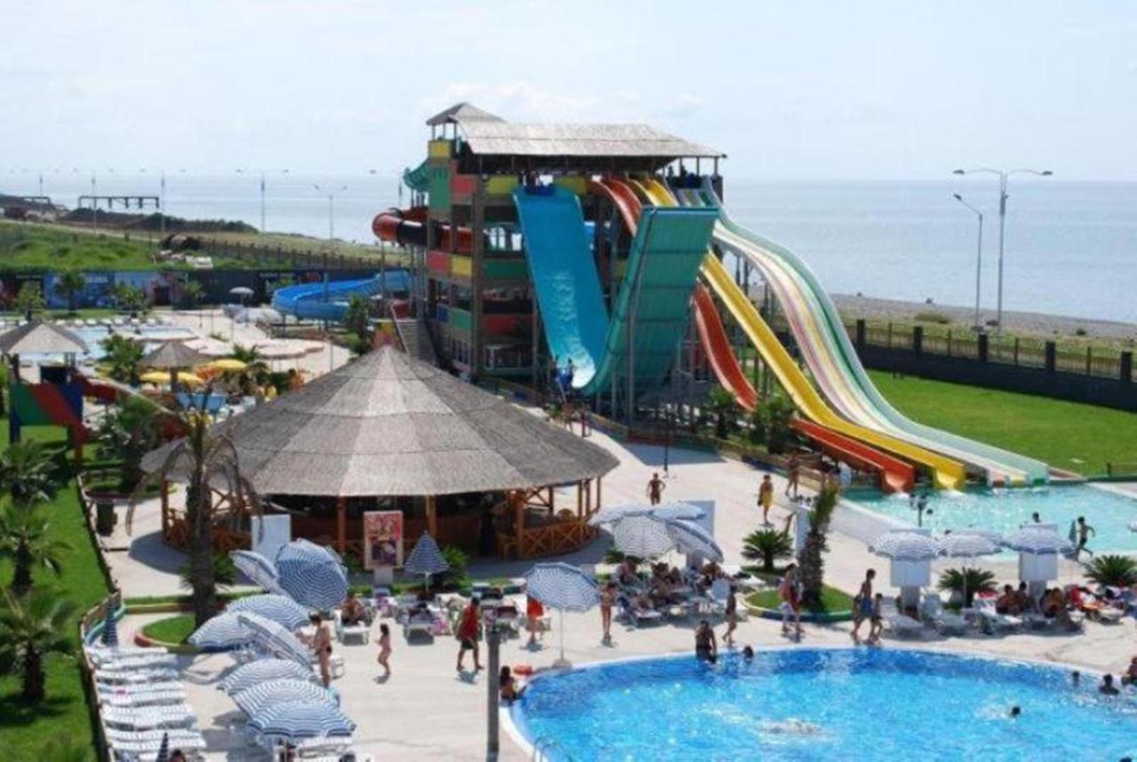 Apartment Desi With Sea View On The Beach In Batumi Ngoại thất bức ảnh