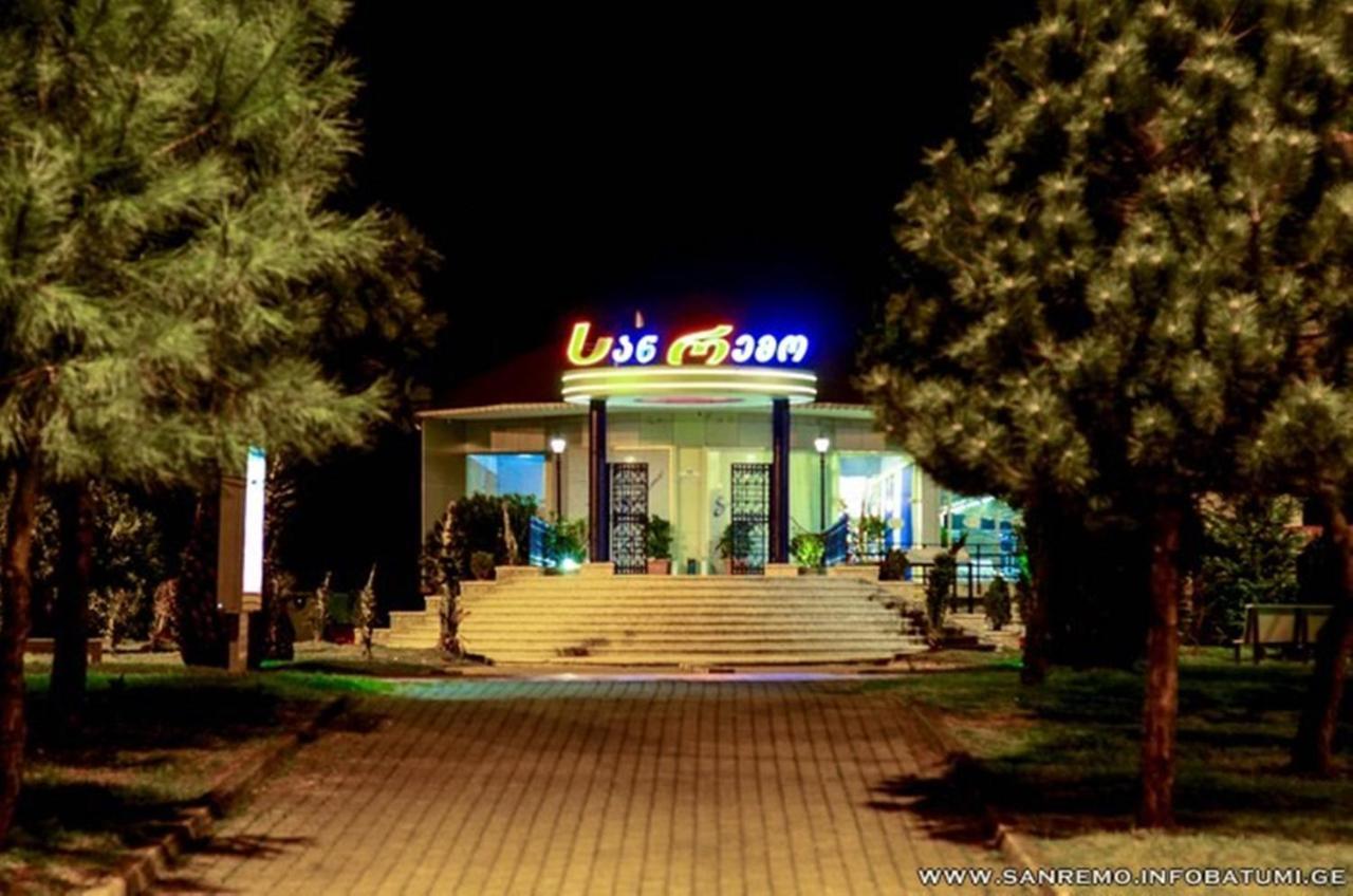 Apartment Desi With Sea View On The Beach In Batumi Ngoại thất bức ảnh