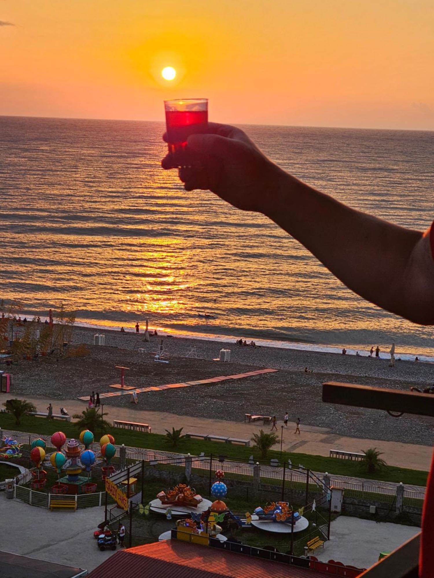 Apartment Desi With Sea View On The Beach In Batumi Ngoại thất bức ảnh