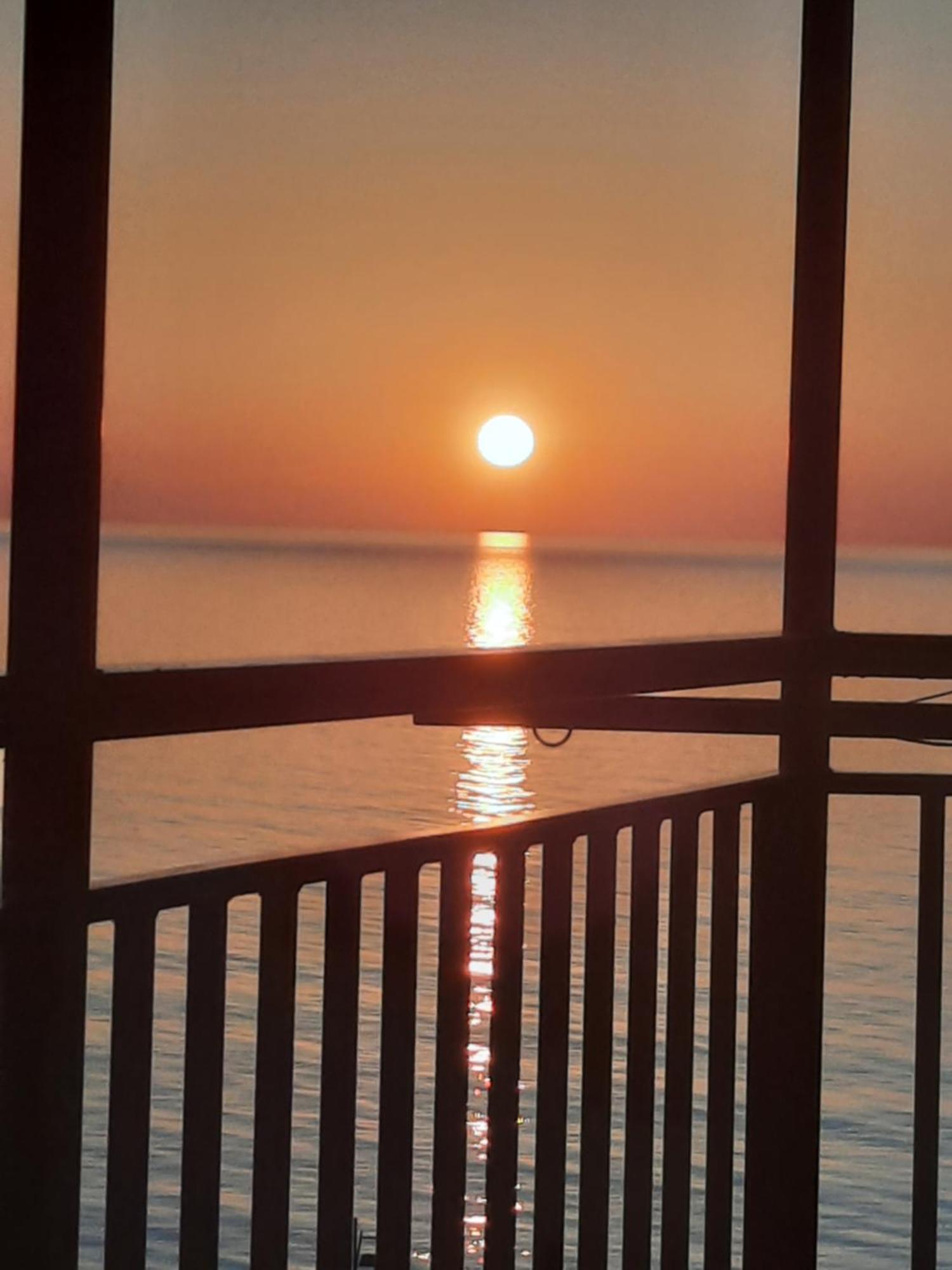 Apartment Desi With Sea View On The Beach In Batumi Ngoại thất bức ảnh