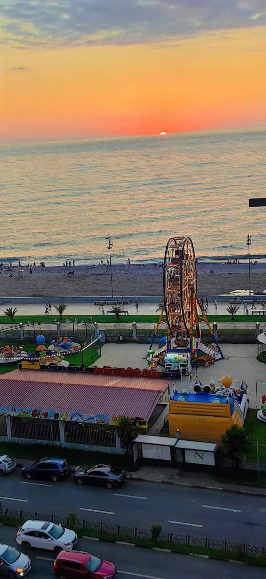 Apartment Desi With Sea View On The Beach In Batumi Ngoại thất bức ảnh